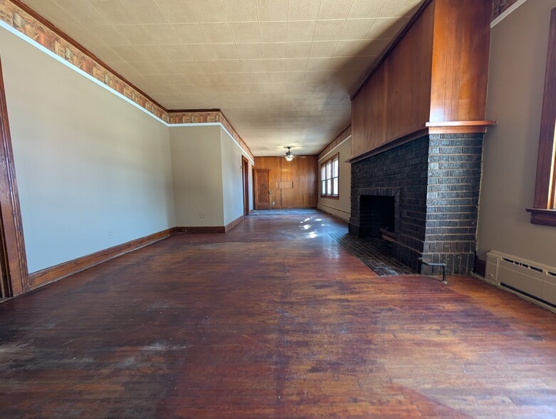 Building Photo - 121 W Comanche Ave