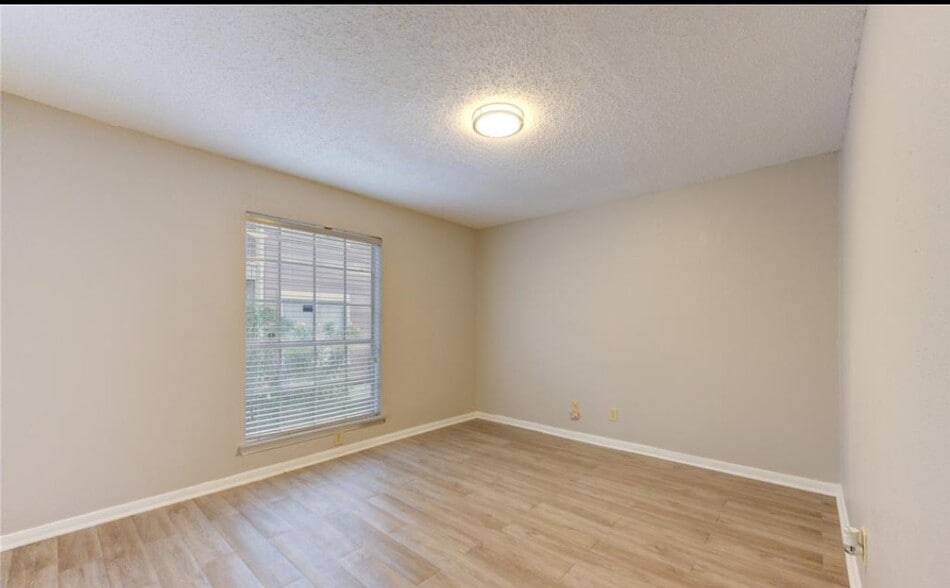 Building Photo - 12200 Overbrook Ln
