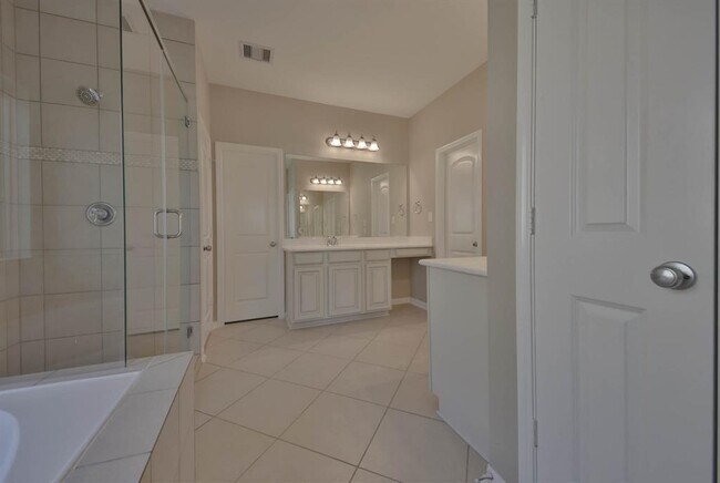 Building Photo - 2211 Dama Dr