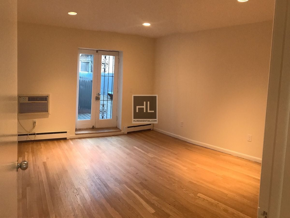 Building Photo - WEST BROADWAY