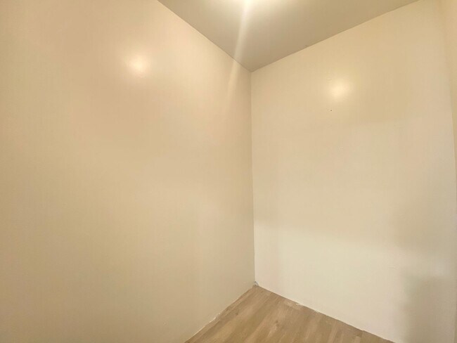 Building Photo - 30 Thorwald Ave