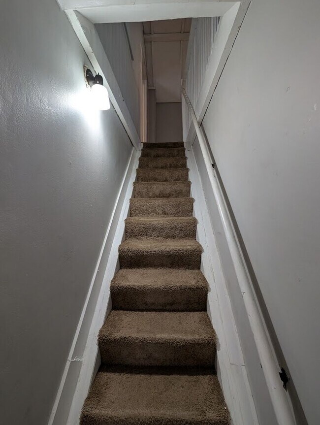 Building Photo - Spacious 3-Bedroom, 1.5-Bathroom Home with Garage – $1,950/Month