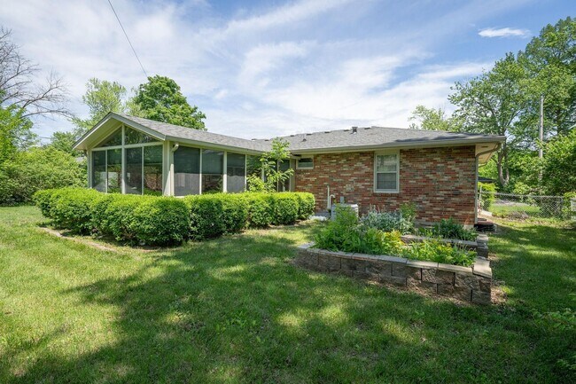 Building Photo - Charming Home in Valley View Gardens