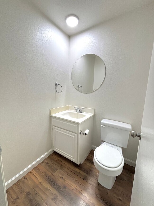 Building Photo - Lovely 4-bedrom 2.5-bath Condo In Panorama...