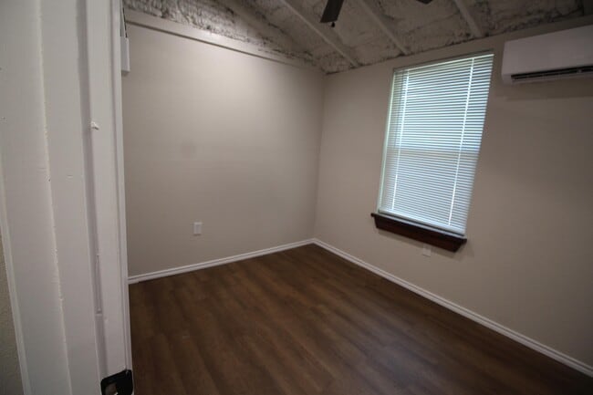 Building Photo - 213 N Waldrip St