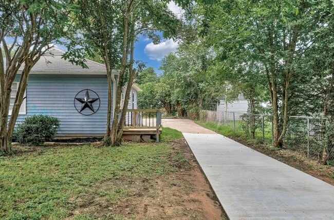 Building Photo - 122 E Comay Cir
