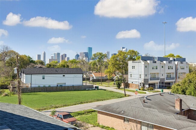 Building Photo - 3107 Webster St