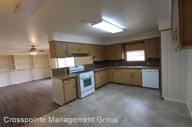 Building Photo - 2725 Tanglewood Dr