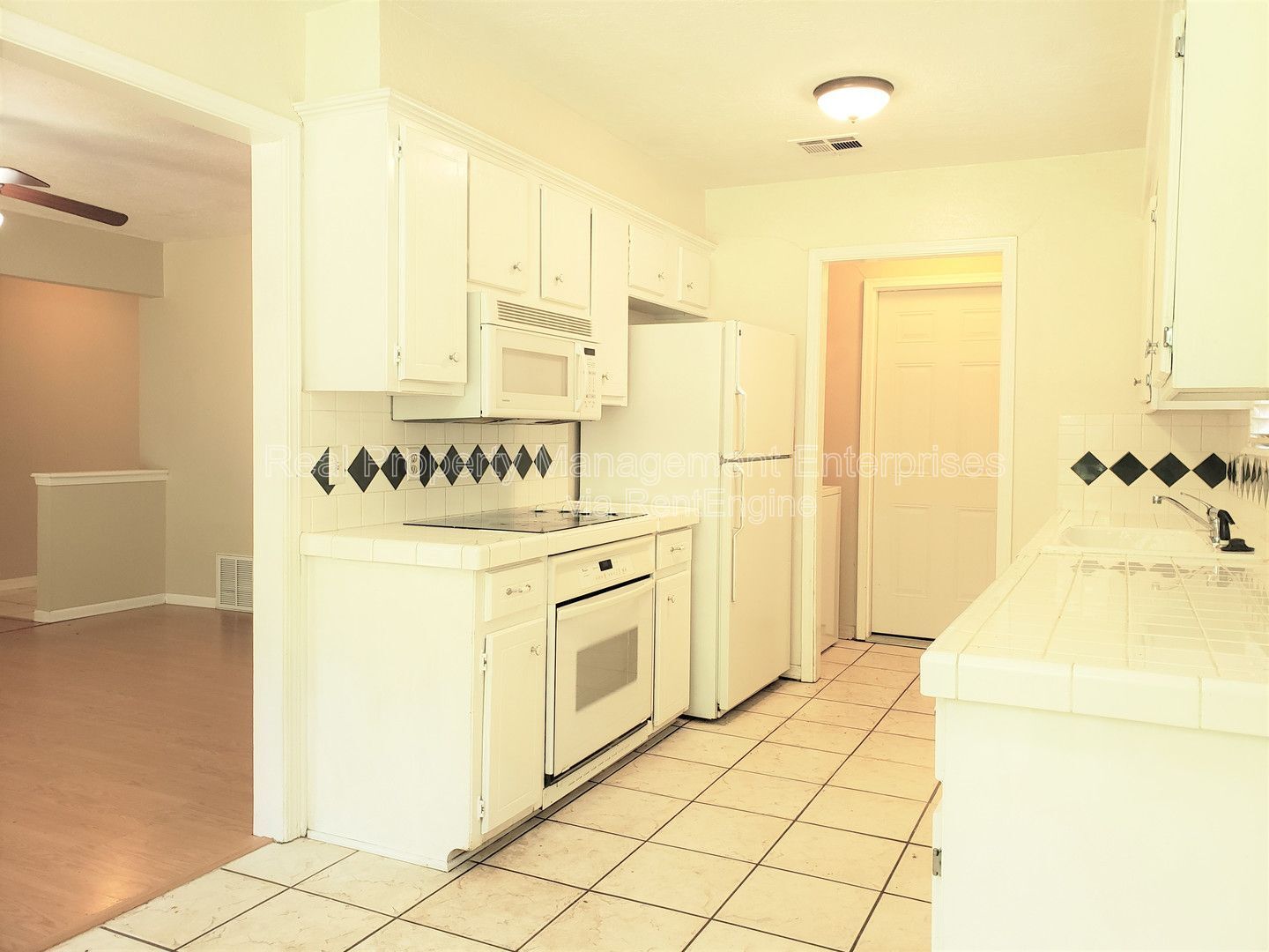 Building Photo - 1325 E Brooks St