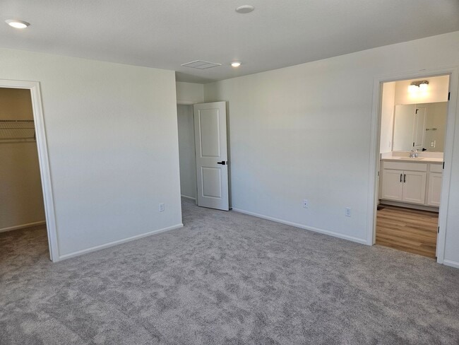 Building Photo - 5 Bed 3.5 Bath Home with a park and Commun...