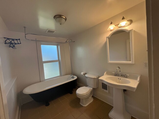 Building Photo - Charming 3 Bed 3.5 Bath home in Southwest ...