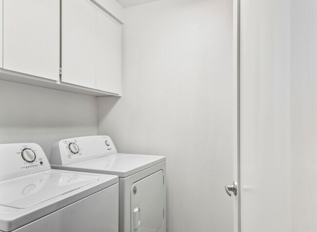 Building Photo - 289 Vista Royale Cir W