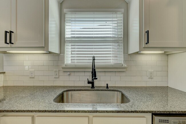 Building Photo - Desirable Home In Valencia Park!