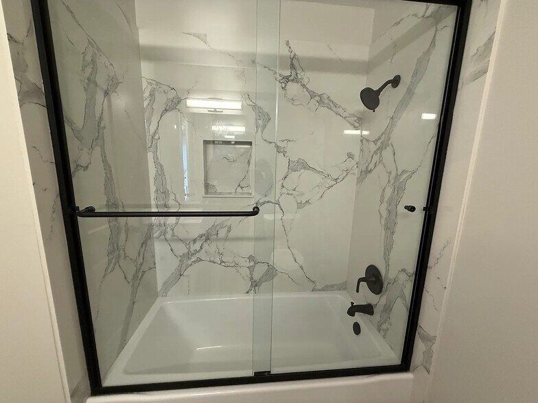 Building Photo - 2430 Fern St