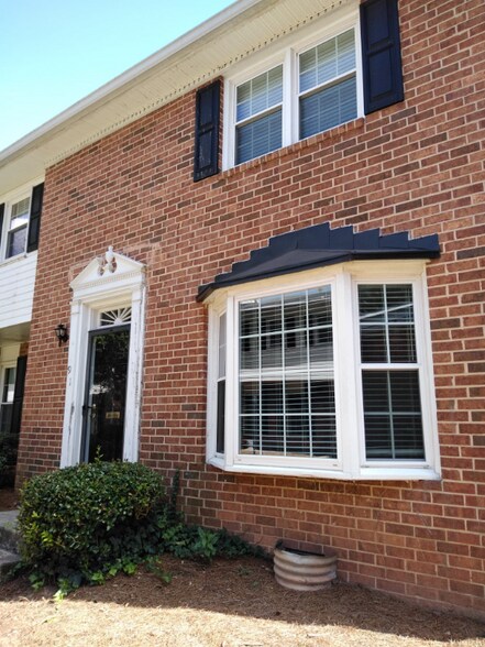 Building Photo - 6520 Roswell Rd