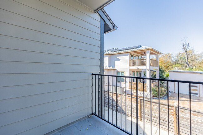 Building Photo - 130 Rose Ln