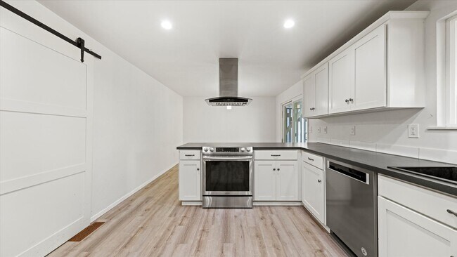 Building Photo - Stunning 4-Bedroom Modern Home in West Richland