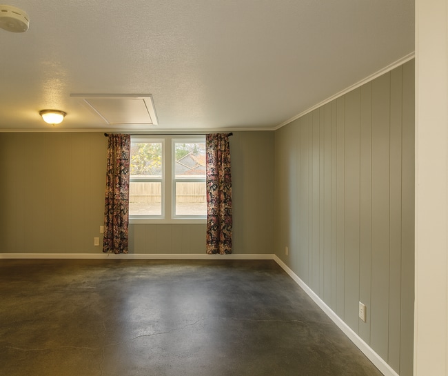 Building Photo - Charming Bend Home with Spacious Bonus Roo...