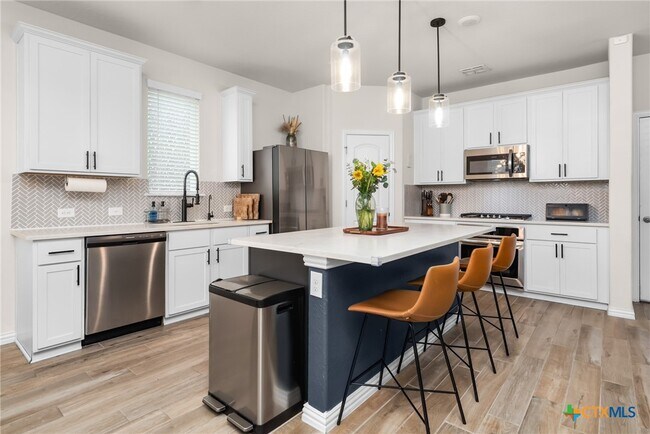 Building Photo - 2043 Cowan Dr