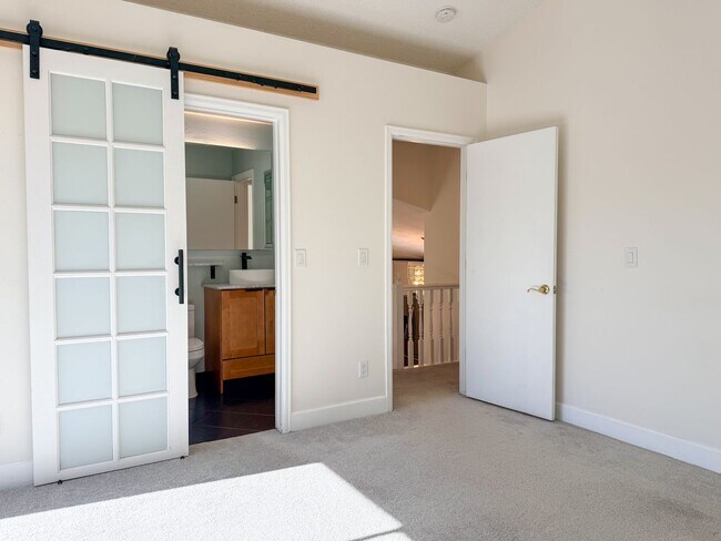 Building Photo - Updated Single-Family Home in Centennial!