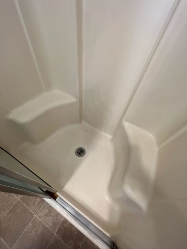 Building Photo - Large 3 Bedroom 2 Bath with Fenced Yard