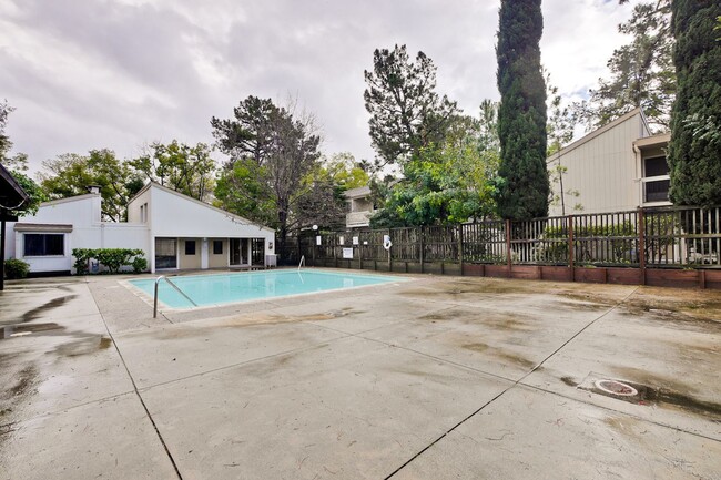 Building Photo - Awesome Condo! Swimming Pool!