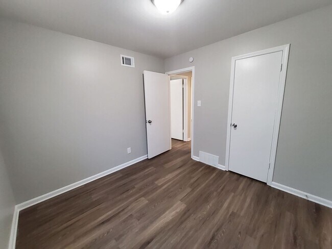 Building Photo - 3575 Kensett Dr