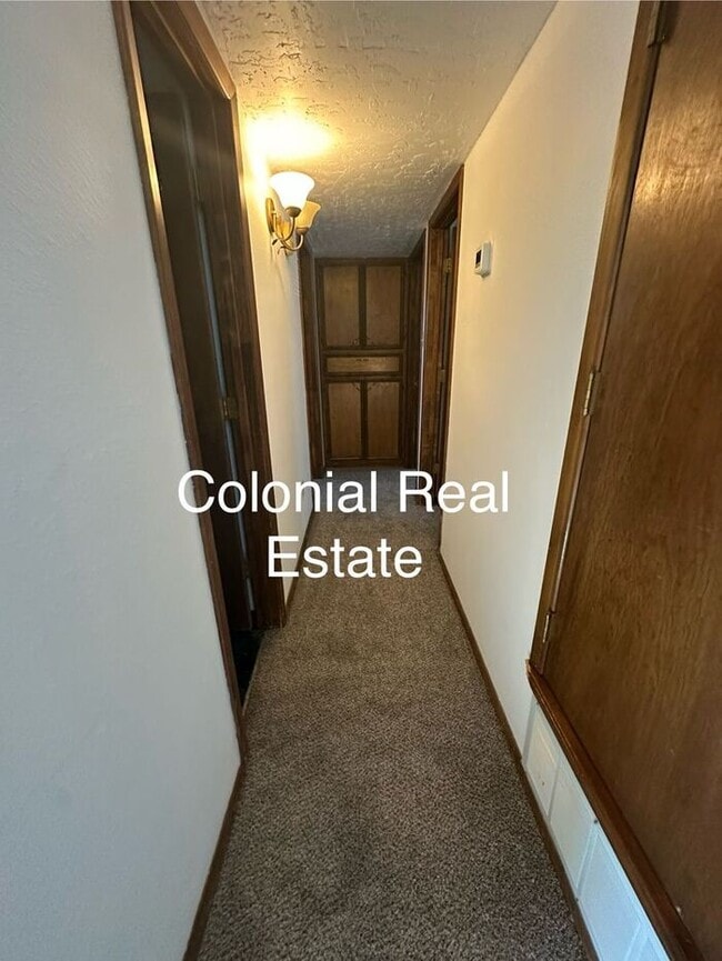 Building Photo - Spacious 2 story home