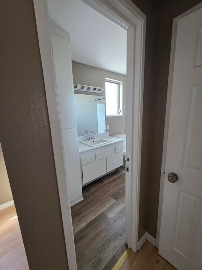 Building Photo - Move in Ready!!