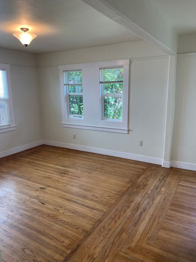 Building Photo - Memorial Hospital 2 bedroom 2 bathroom hom...