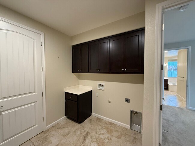 Building Photo - 2021 built two story in Oakdale!