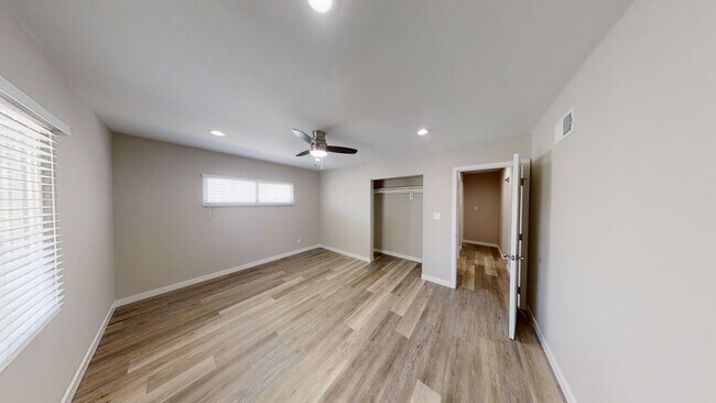 Building Photo - 4BD/2 BA Close Walk to Campus