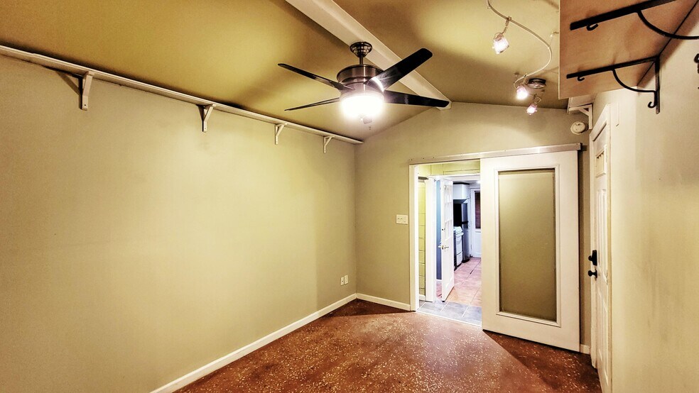 Building Photo - 709 W Live Oak St