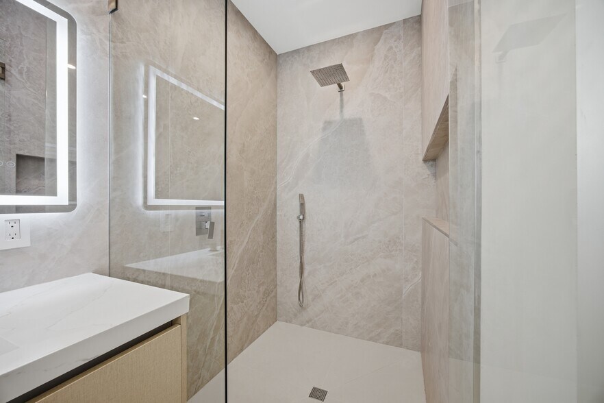 Building Photo - 1319 NE 13th Ave