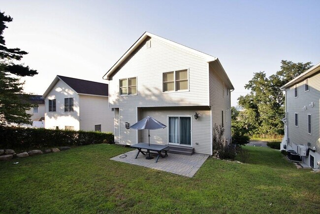 Building Photo - 150 Clove Ave