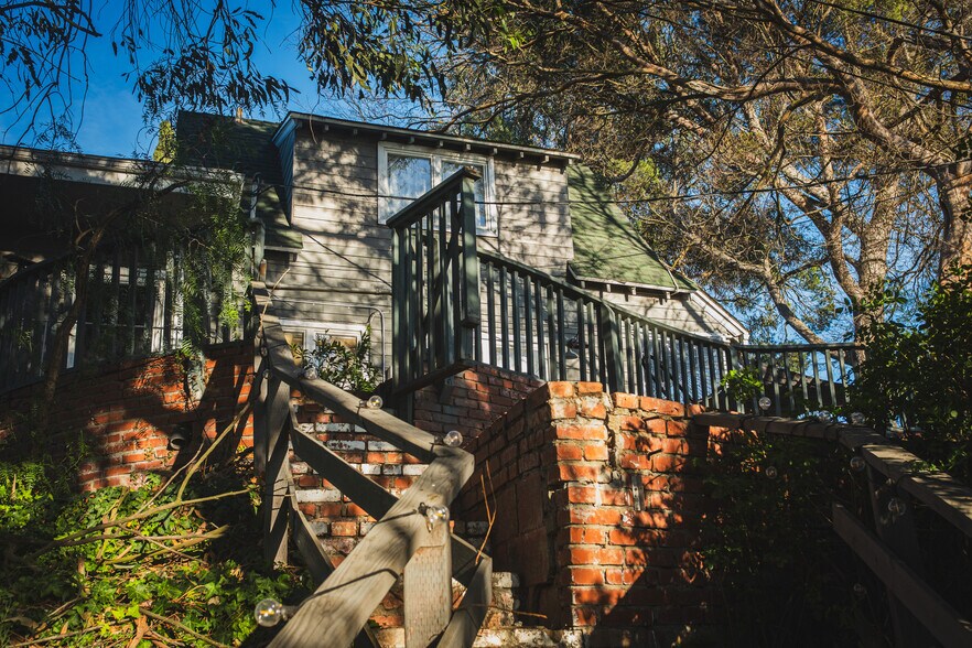 Building Photo - 2050 Cyprean Dr