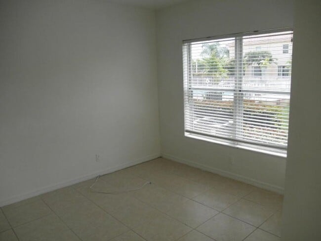 Building Photo - 912 Talia Cir