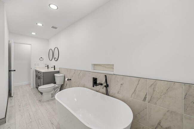 Building Photo - 908 Hibiscus Dr