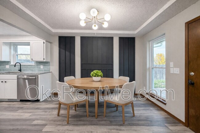 Building Photo - 1104 Spruce Dr