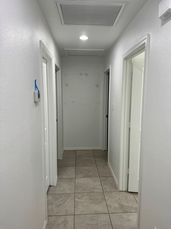 Building Photo - Three Bedroom Two Bath San Luis Home in Los Mezsquites