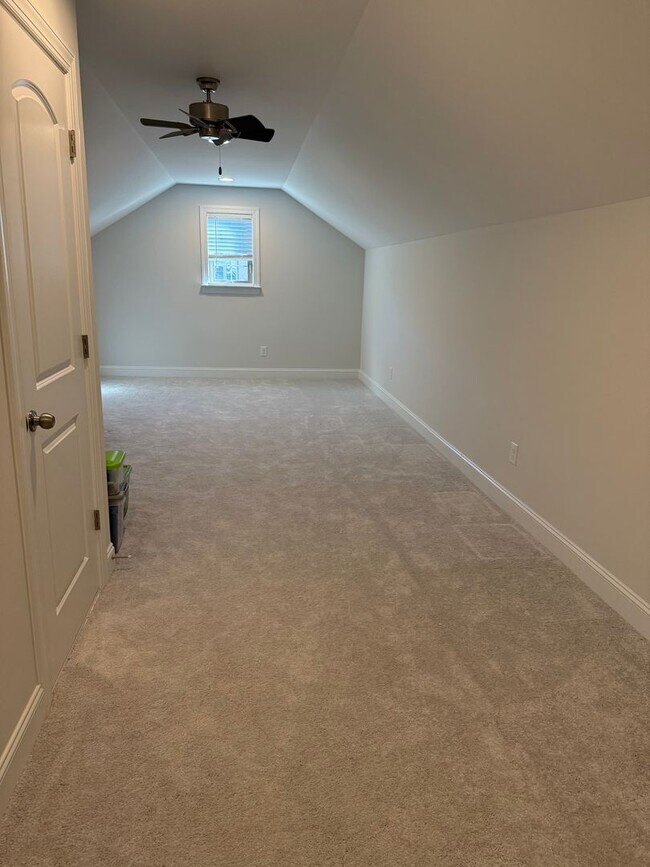 Building Photo - Updated 3 Bedroom Condo with Large Bonus Room!