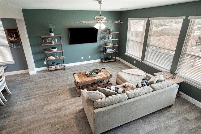 Building Photo - 1202 Alderwood Dr