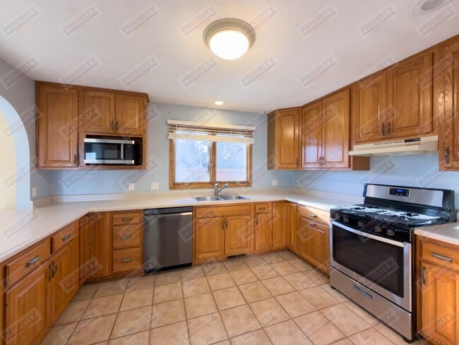 Building Photo - 3 bedroom, 2.5 bath Single-Family Home