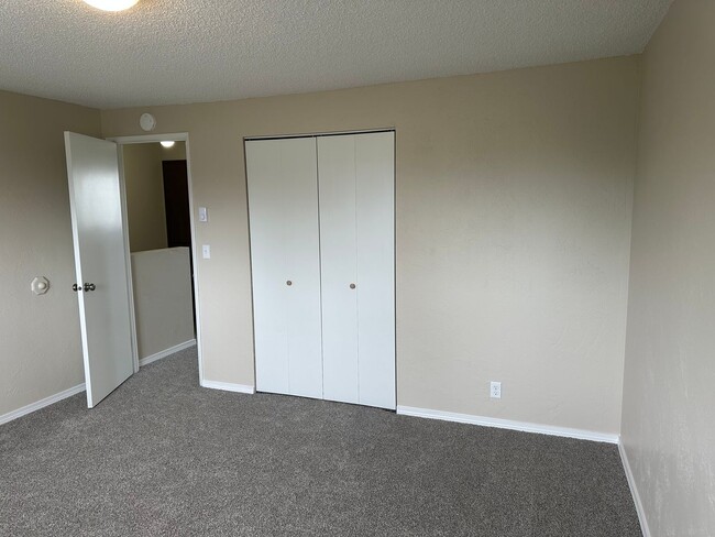 Building Photo - Unique 4 bed 1 1/2 bath duplex in Springfi...