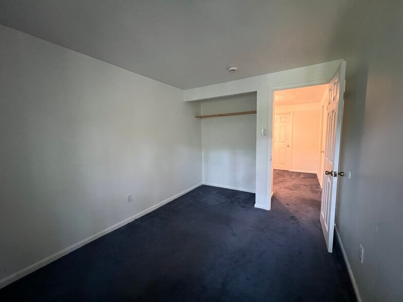 Building Photo - 919 Putnam Blvd