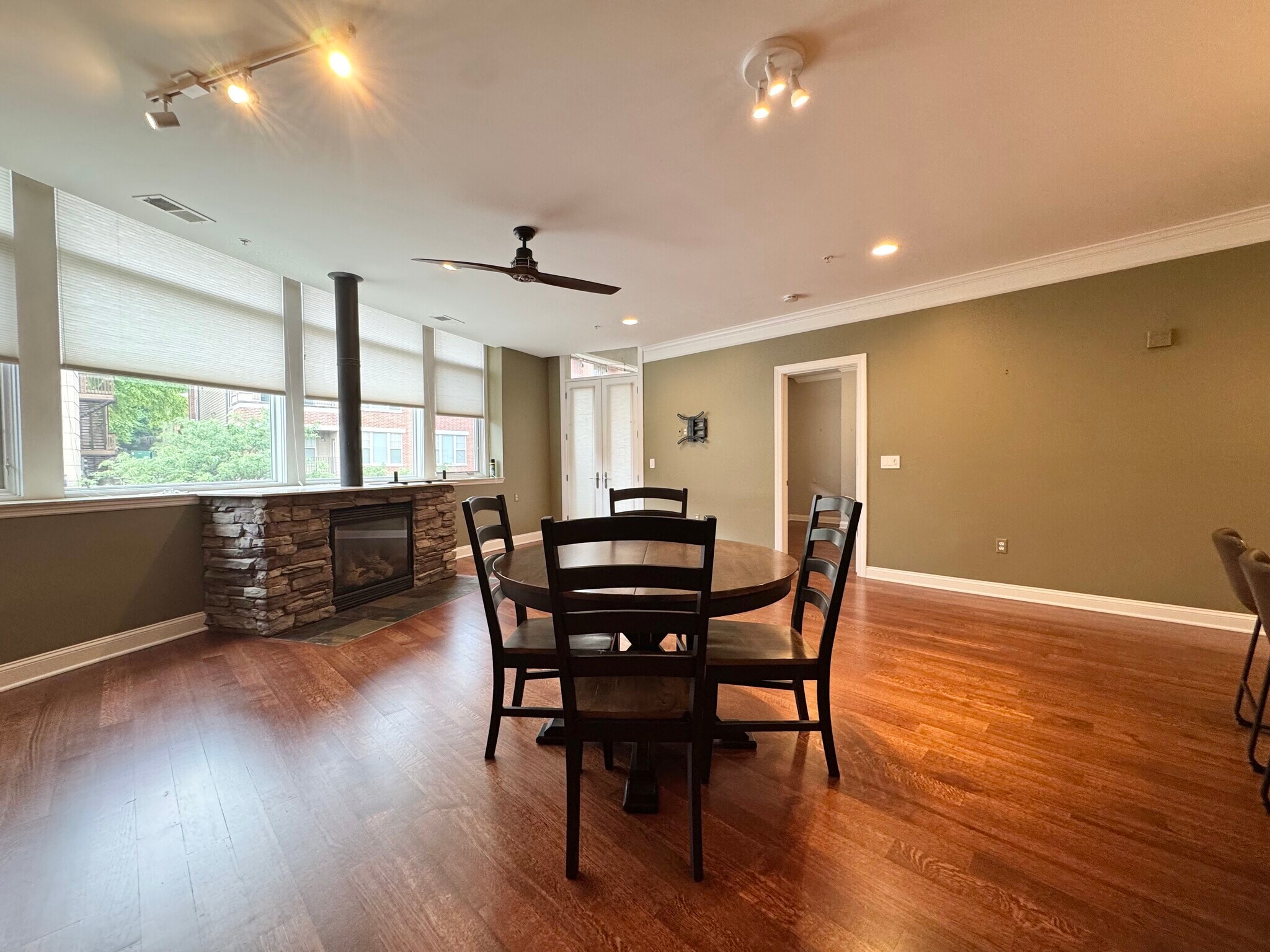 Building Photo - 2929 McGee Trfy