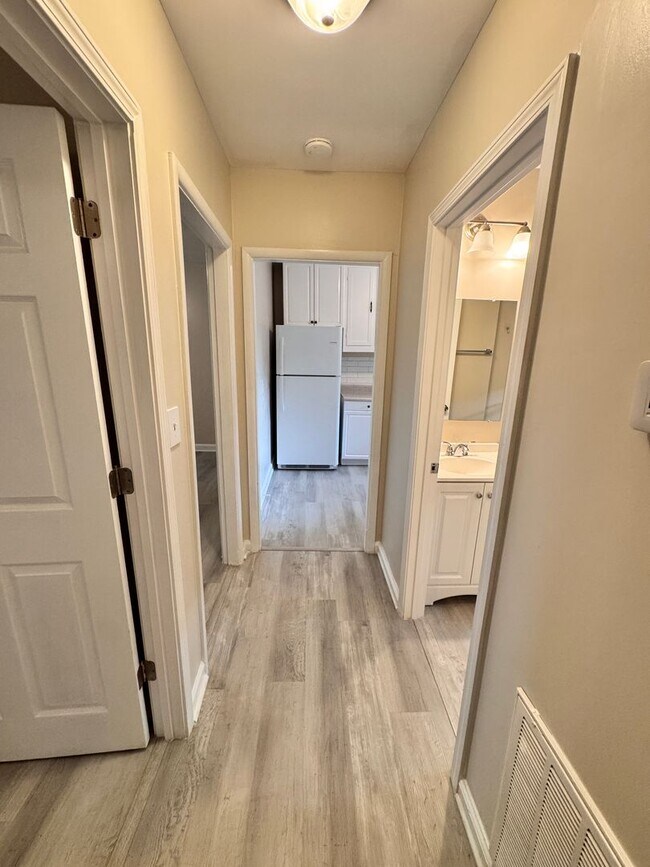 Building Photo - 2 Bed, 1 Bath Home w/ Garage