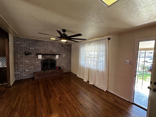 Building Photo - ***AVAILABLE IMMEDIATELY*** Charming Home ...