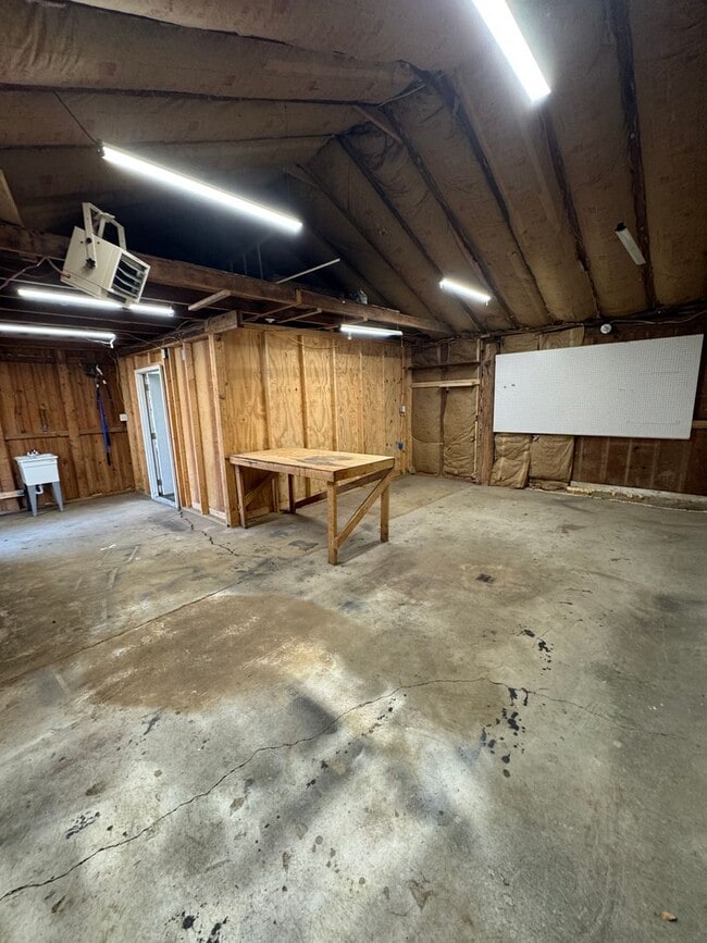 Building Photo - 3 Bed / 2 bath on 1.2 ACRES - 3 car garage...