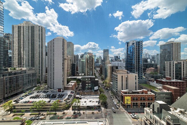 Building Photo - 823 N Clark St